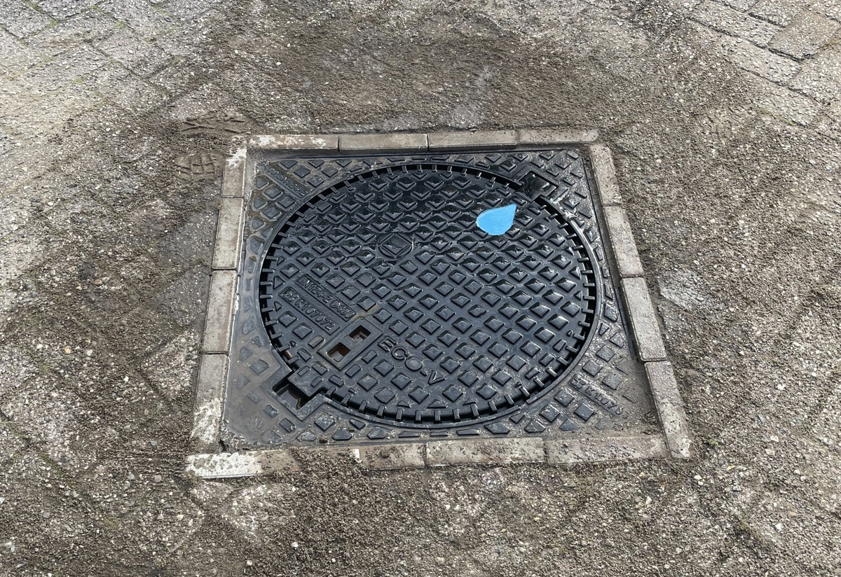 Putdeksel met blauwe druppel