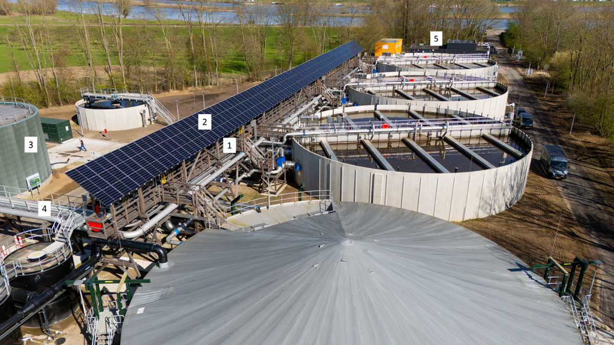 RWZI Terwolde met: 1 Een houten leidingbrug i.p.v. een brug gemaakt van RVS 2. Zonnepanelen boven de brug. 3. Herbestemming Groene tank (was onderdeel van de oude zuivering (gisting) maar is nu een slibbuffer).4 hergebruikte brug 5 nieuw bedrijfsgebouw waarin stalen pilaren uit een oude tank zijn hergebruikt voor de constructie.